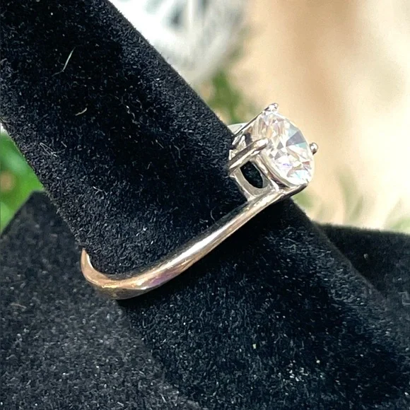 Sterling Silver Solitaire Ring w Clear Faceted Stone. Size 6 - Picture 8 of 11